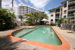 Outdoor pool, pool umbrellas, pool loungers - Aruba Beach Resort (Broadbeach)