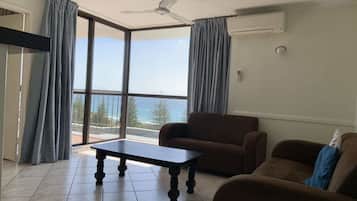 Superior Apartment, 2 Bedrooms, Ocean View, Sea Facing | Living area