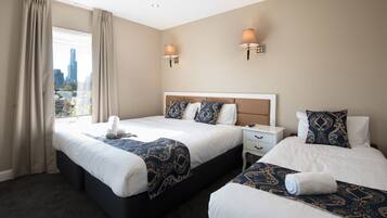 Quarto triplo clássico | Escrivaninha, espaço de trabalho para notebook, cortinas blackout