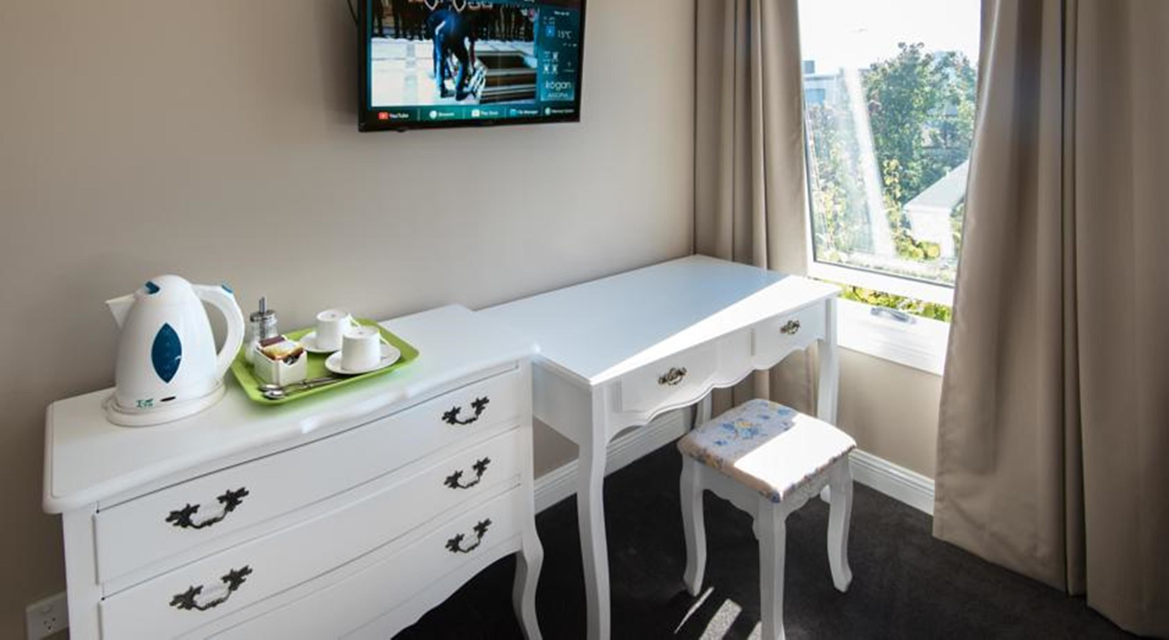 Escrivaninha, espaço de trabalho para notebook, cortinas blackout