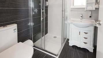 Combined shower/bathtub, hair dryer, towels, toilet paper