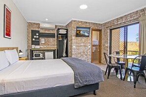 Triple Room with Terrace | Blackout drapes, iron/ironing board, free WiFi, bed sheets - River Street Motel (Ballina)