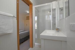 Regadera, amenidades de baño gratuitas, secadora de cabello, toallas 