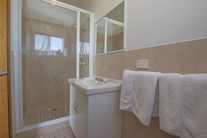 Triple Room with Terrace | Bathroom | Shower, free toiletries, hair dryer, towels - River Street Motel (Ballina)