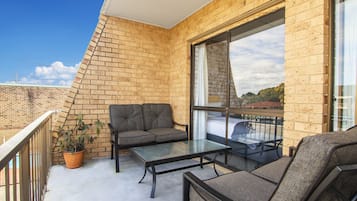 Triple Room with Terrace | 遮光窗簾/窗簾、熨斗/熨衫板、免費 Wi-Fi、床單