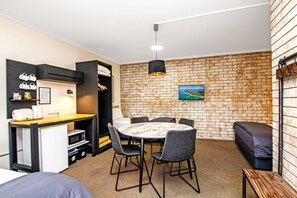 Blackout drapes, iron/ironing board, free WiFi, bed sheets - River Street Motel (Ballina)