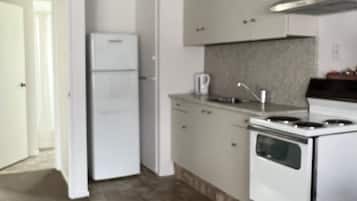 Departamento Confort, 1 habitación | Cocina privada | Refrigerador con congelador, microondas y cafetera y tetera
