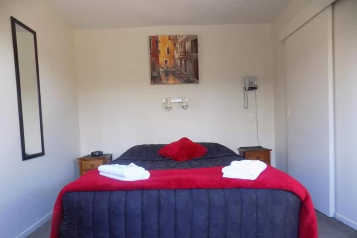 1 chambre, lit avec matelas Tempur-Pedic, fer et planche Ă repasser