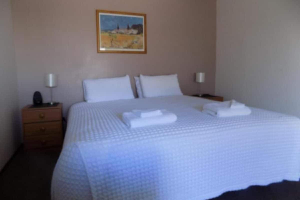 1 chambre, lit avec matelas Tempur-Pedic, fer et planche Ă repasser