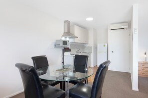 Comfort-Apartment, 1 Schlafzimmer | Eigene Küche | Großer Kühlschrank, Mikrowelle, Wasserkocher mit Kaffee-/Teezubehör