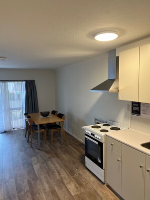 Departamento Confort, 1 habitación | Cocina privada | Refrigerador con congelador, microondas y cafetera y tetera 