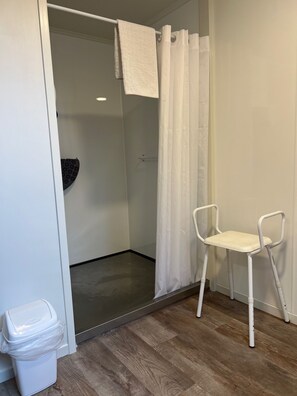 Departamento Confort, 1 habitación | Baño | Regadera tipo lluvia, secadora de cabello, toallas 