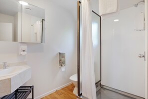 Comfort-Apartment, 1 Schlafzimmer | Badezimmer | Regendusche, Haartrockner, Handtücher