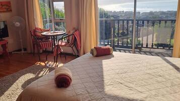 Luxury Family Apartment sea facing | Individually decorated, individually furnished, free WiFi, bed sheets