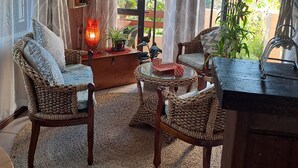 Garden Unit | تناول الطعام داخل الغرفة