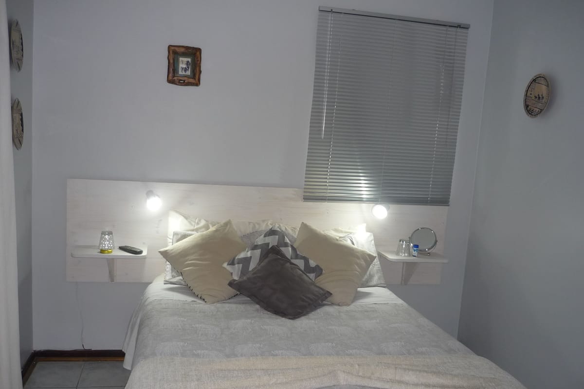 1 kamar tidur dan didekorasi berbeda-beda