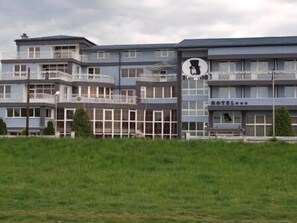 A hotel building with multiple floors, balconies, and a sign indicating it is a hotel. - Black Lord Hotel (Tirgu Mures)