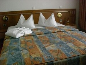 Minibar, escritorio, cortinas opacas y camas supletorias