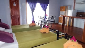Cabaña (Triple) | Caja de seguridad en la habitación, cunas gratuitas y ropa de cama