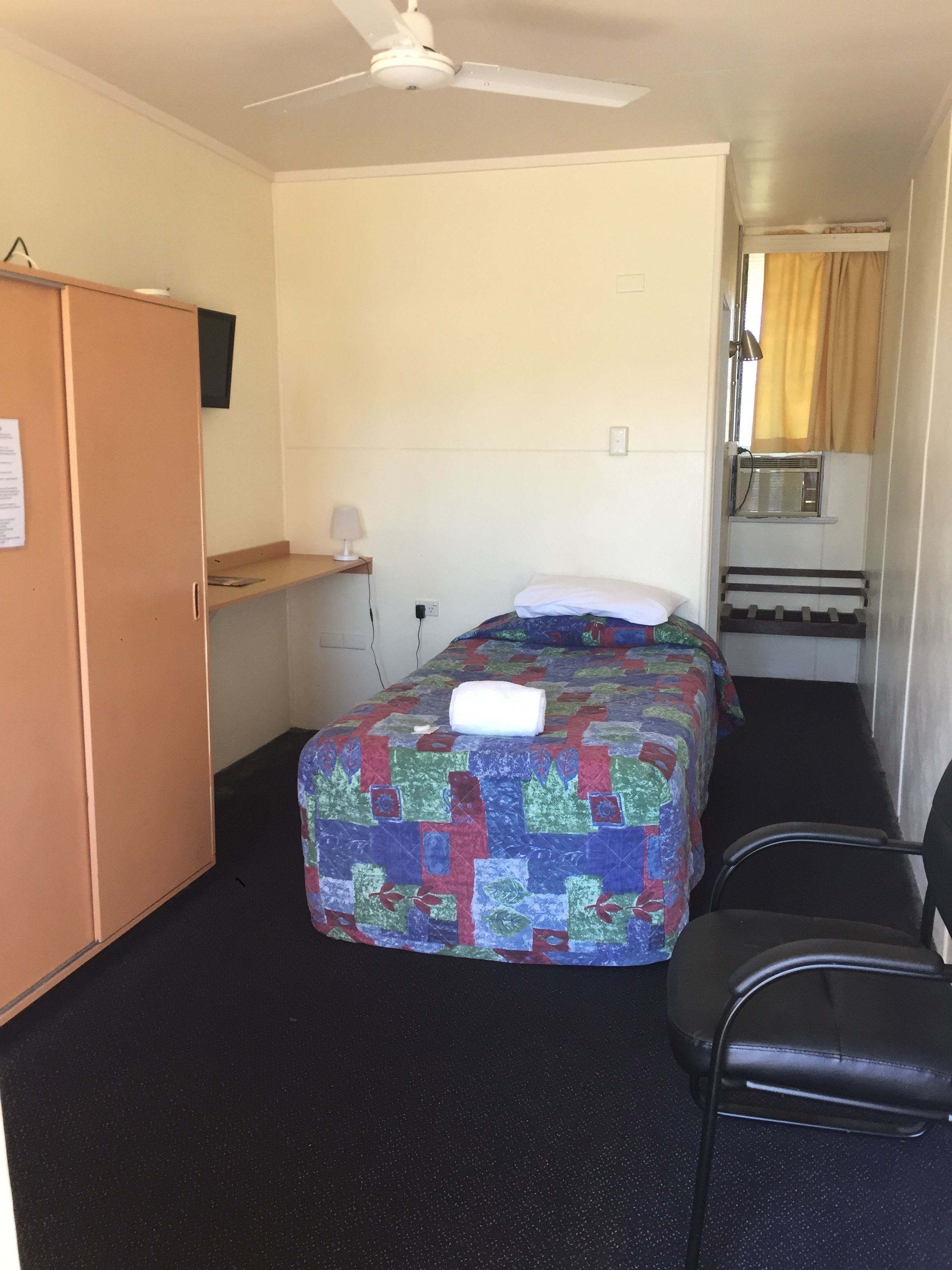 Quarto solteiro básico | Quartos à prova de som, ferros/tábuas de passar roupa, Wi-Fi de cortesia