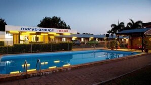 A Maryborough motel with a swimming pool, a fenced area, and a covered outdoor seating area. - Maryborough Motel and Conference Centre (Maryborough)
