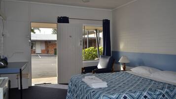 Queen Room | Soundproofing, iron/ironing board, free WiFi