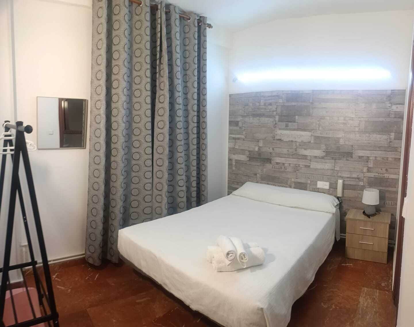 Habitación básica doble | Ropa de cama de alta calidad, tabla de planchar con plancha, wifi gratis