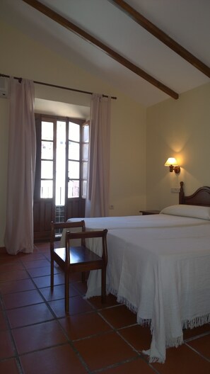 Zimmersafe, Schreibtisch, kostenlose Babybetten, Zustellbetten