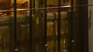 A bar area with a counter and stools, separated by a metal partition. - Hotel Palacete de Mañara (Montejaque)