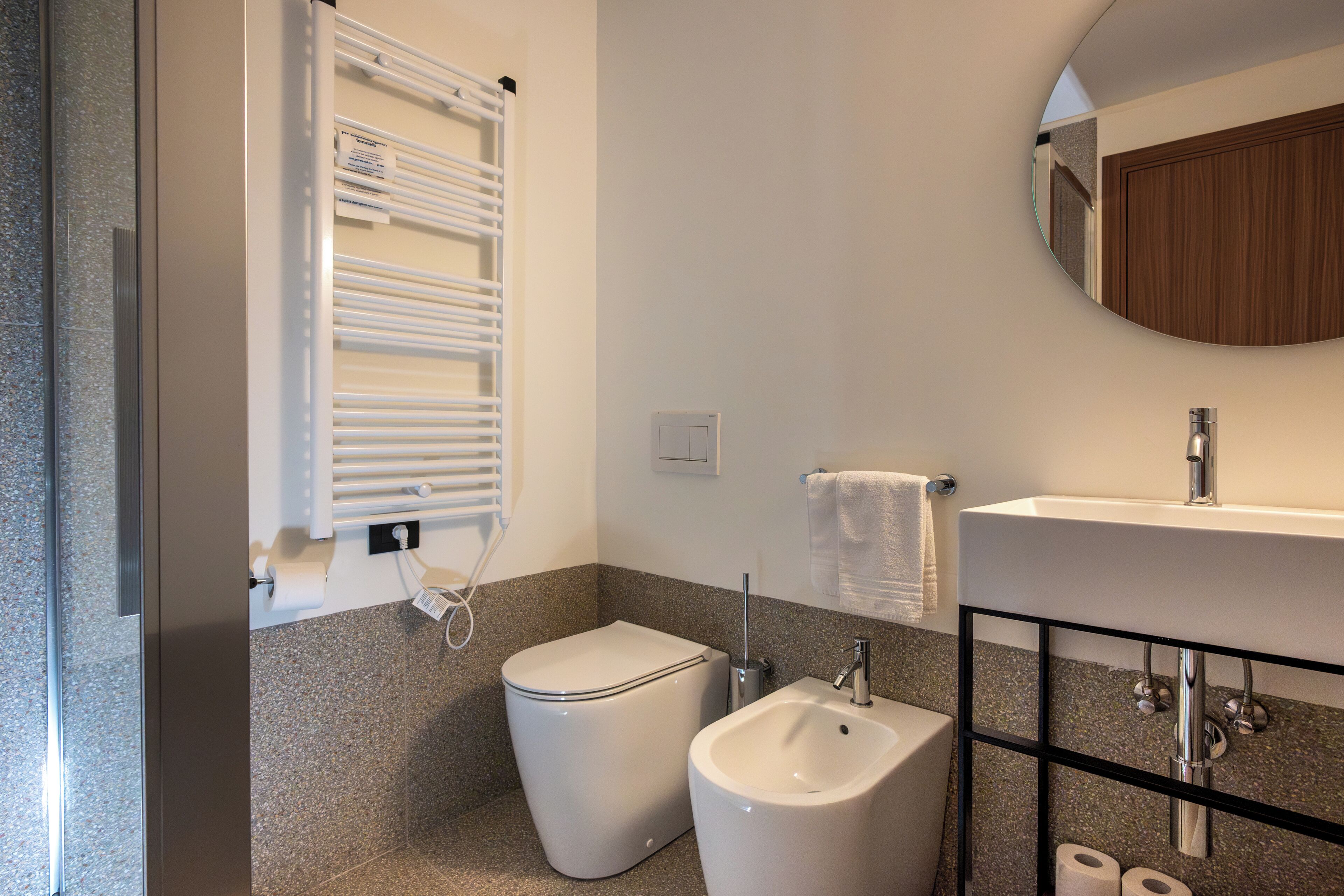 classic double room | bathroom | shower, free toiletries, hair dryer, bidet