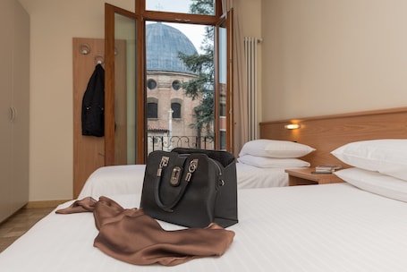 Caja de seguridad en la habitación y escritorio . Hotel Casa del Pellegrino