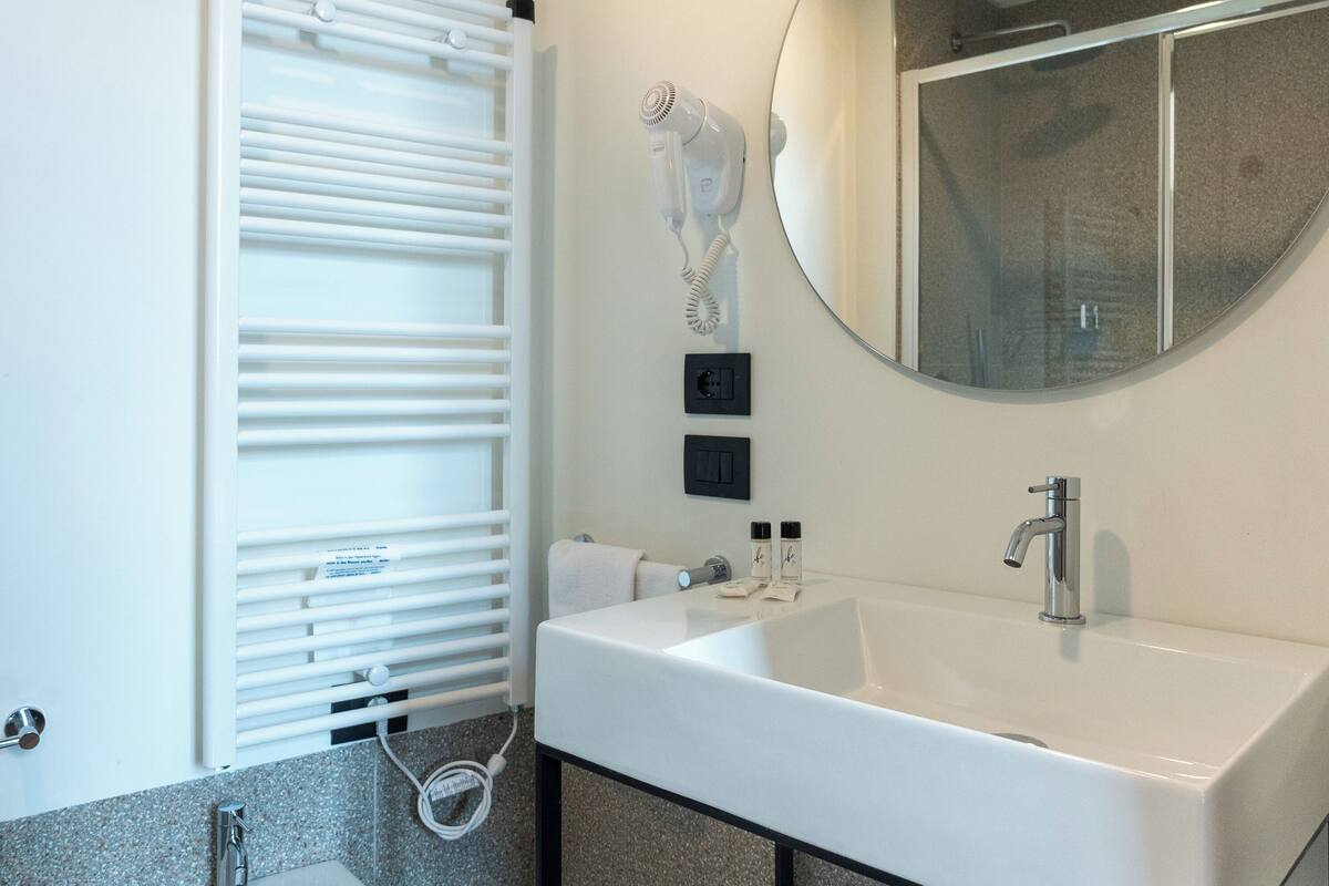 comfort room vista basilica | room amenity