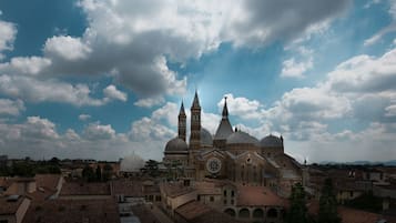 Eine historische Kirche mit mehreren Kuppeln und Türmen, umgeben von traditionellen Gebäuden.