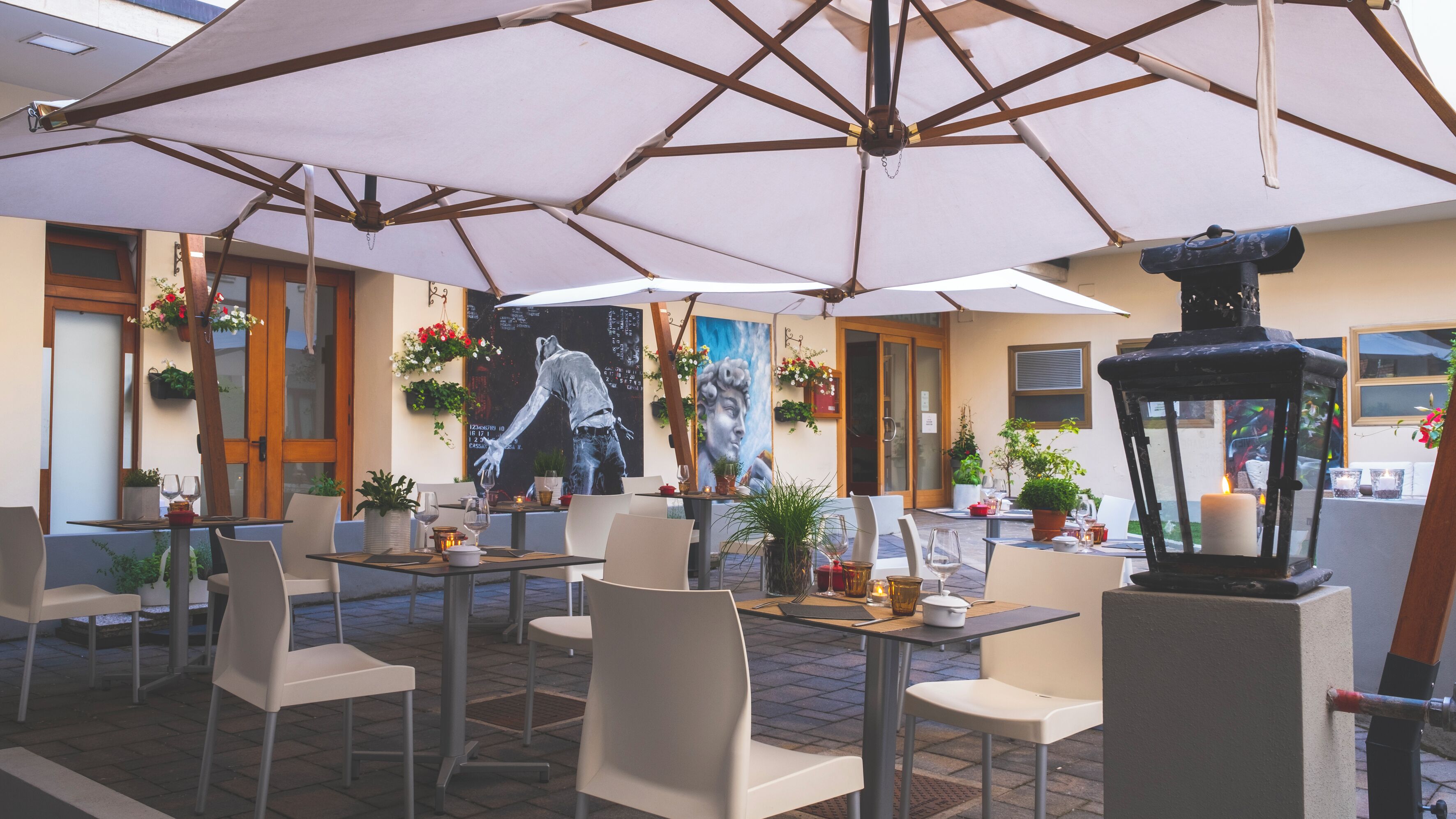 Lunch and dinner served, Italian cuisine