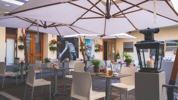 Lunch and dinner served, Italian cuisine