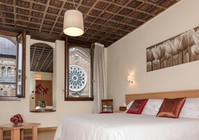 Habitación estándar doble (Basilica View) | Caja fuerte, escritorio, tabla de planchar con plancha y wifi gratis