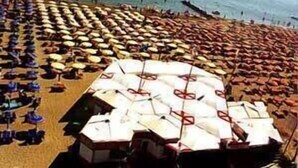 A beach with rows of umbrellas and sun loungers. - Hotel Antonella (Caorle)