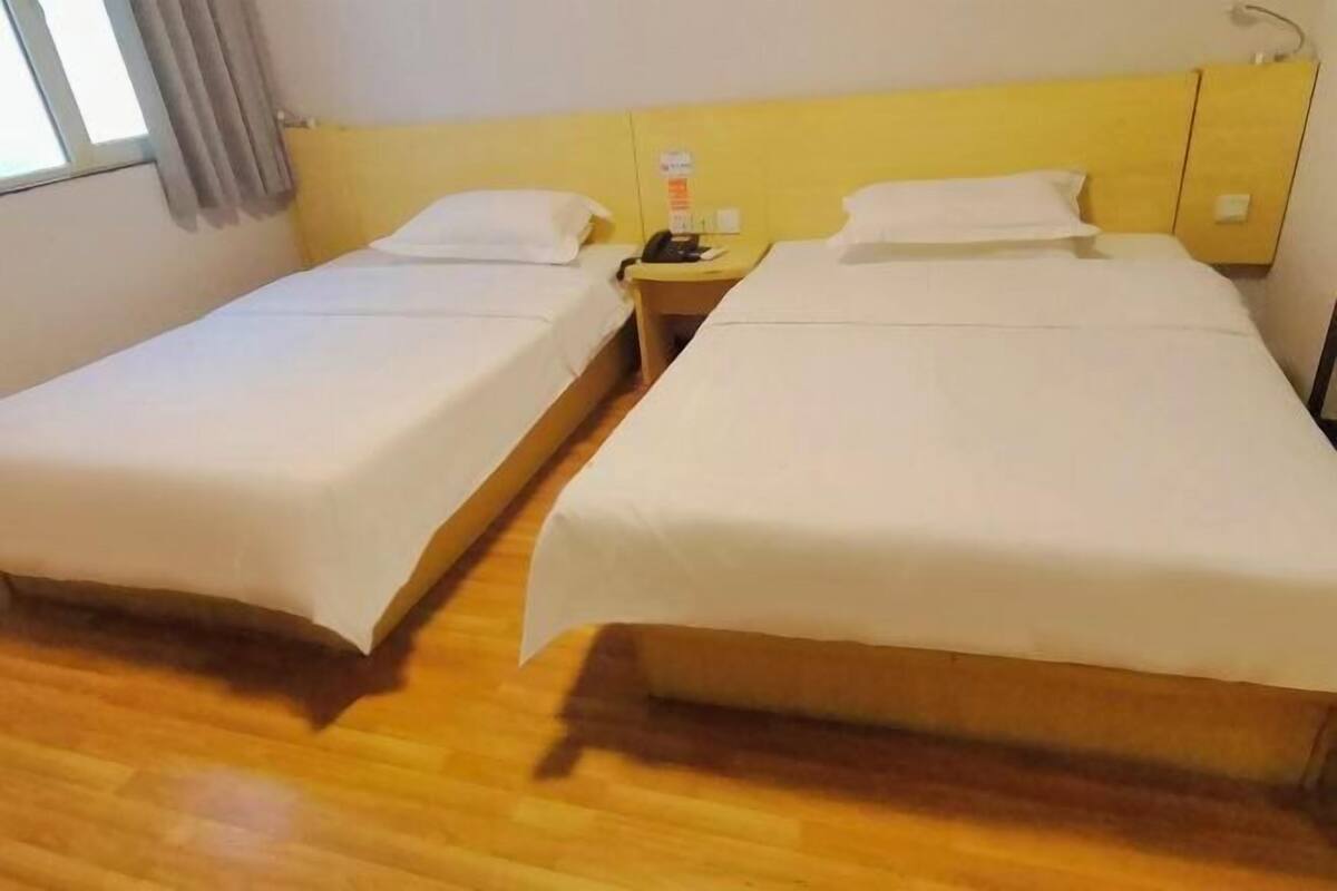 Masa, güneşlik/perde, ücretsiz kablosuz İnternet