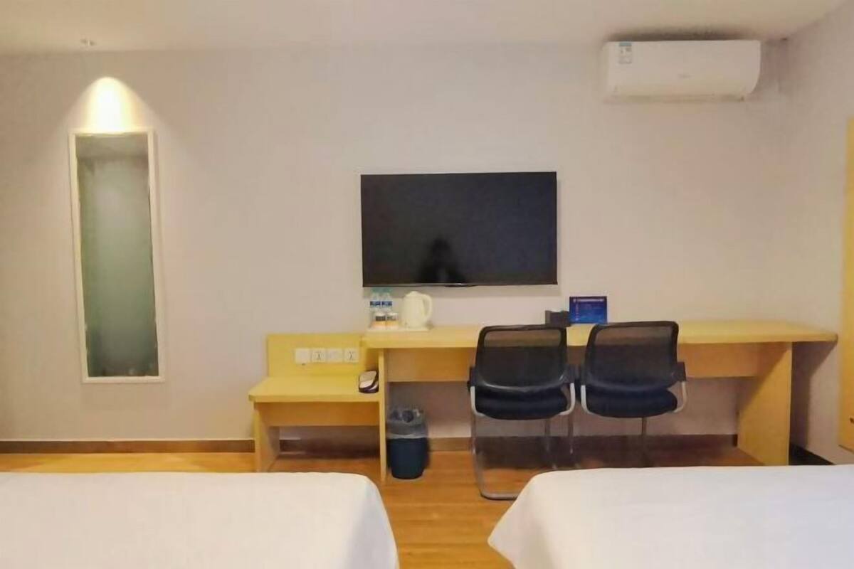 Masa, güneşlik/perde, ücretsiz kablosuz İnternet