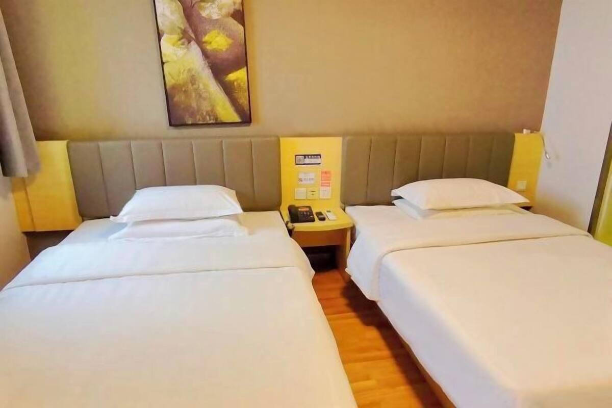 Masa, güneşlik/perde, ücretsiz kablosuz İnternet