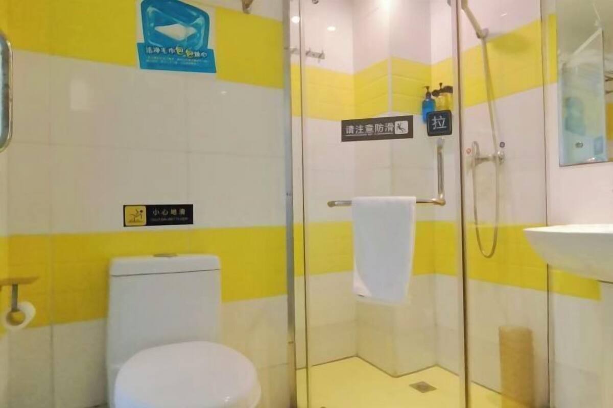 Ücretsiz banyo/kozmetik ürünleri, saç kurutma makinesi, terlik