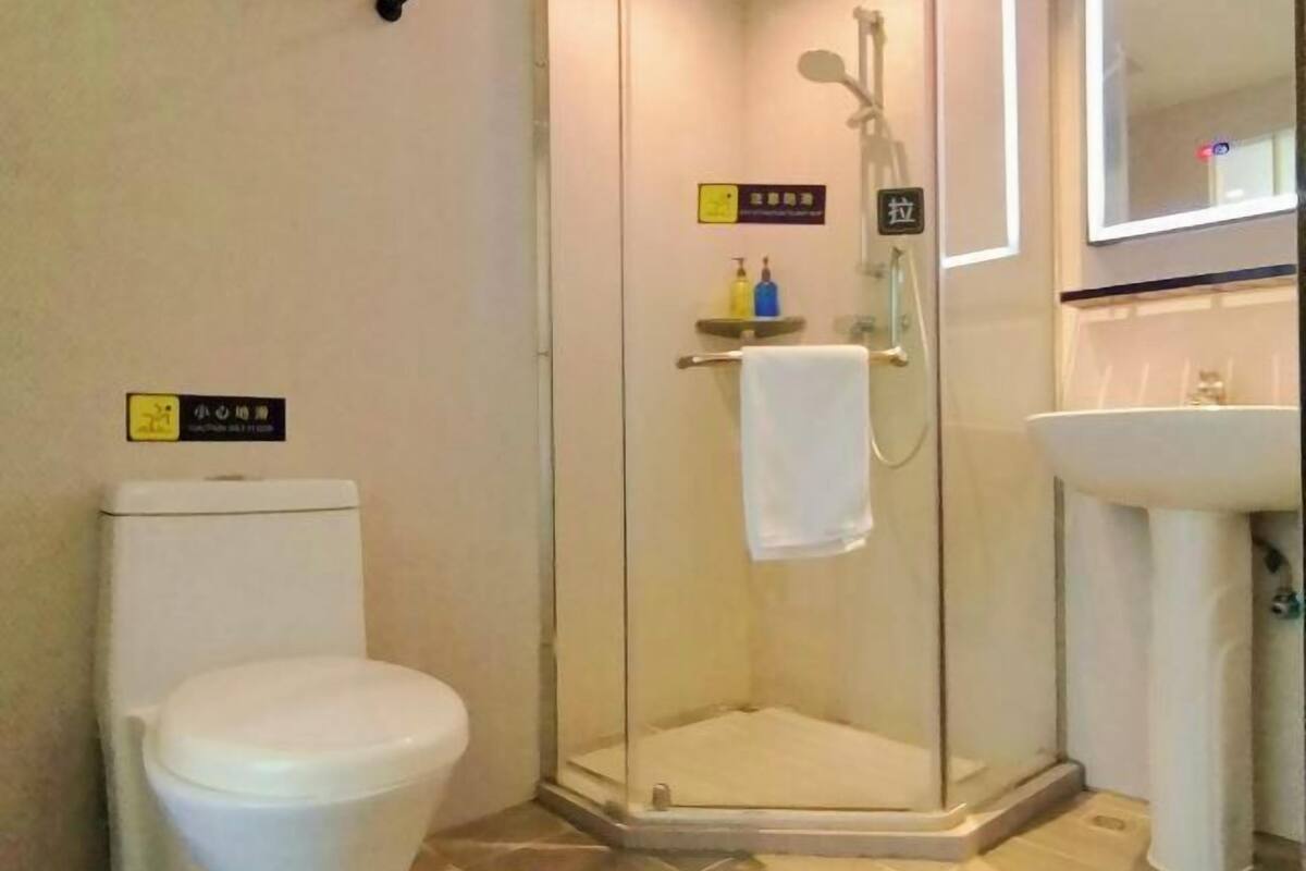 Ücretsiz banyo/kozmetik ürünleri, saç kurutma makinesi, terlik