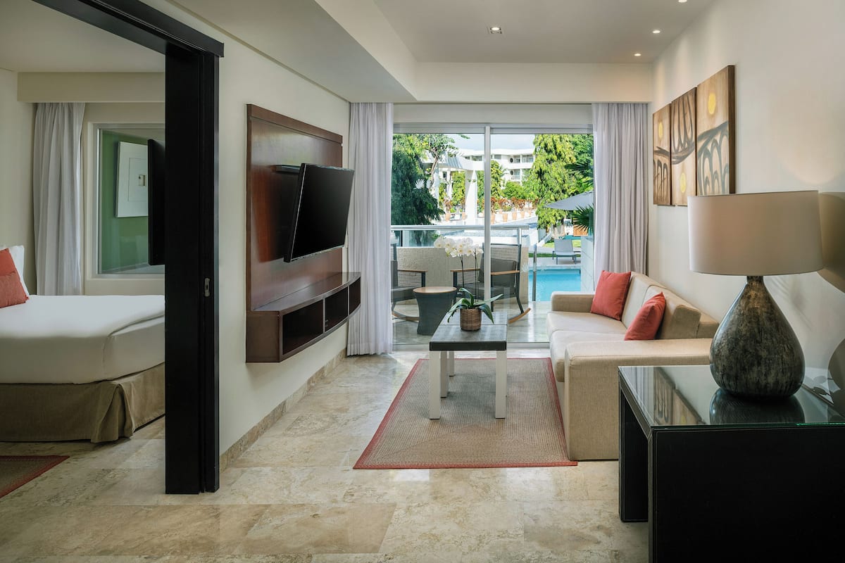 Family Concierge Suite SwimUp | Roupas de cama premium, edredons de pluma, frigobar, cofres nos quartos