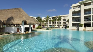 5 piscines extérieures, parasols de plage, chaises longues