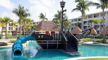 5 outdoor pools, pool umbrellas, sun loungers