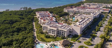 5 utomhuspooler, parasoller och solstolar