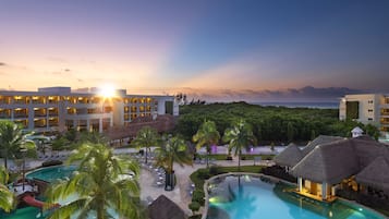 5 outdoor pools, pool umbrellas, pool loungers