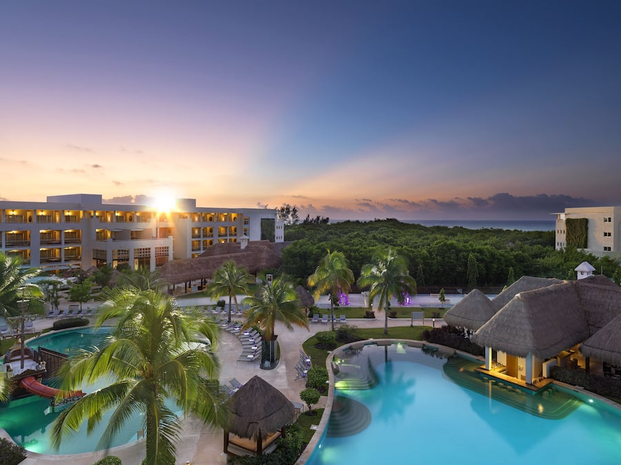 5 outdoor pools, pool umbrellas, sun loungers