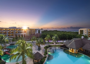 5 outdoor pools, pool umbrellas, sun loungers