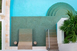 5 outdoor pools, pool umbrellas, sun loungers